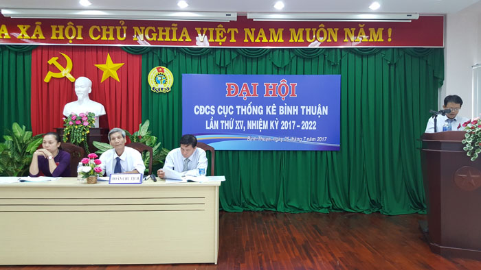 Đ/c Nguyễn Thái Huy trình bày báo cáo tham luận